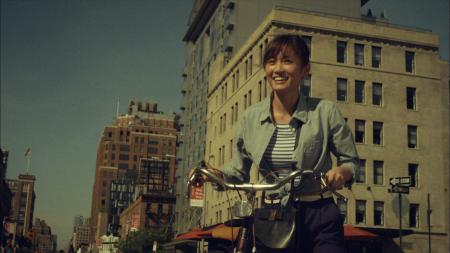 　自転車でニューヨークの街を疾走する前田敦子