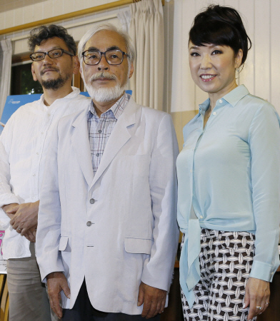 　「風立ちぬ」の完成報告会見に出席した宮崎駿監督（中央）