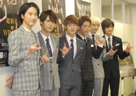 　６人で初めて新曲を披露した（左から）ゴニル、ジヒョク、ソンモ、ユナク、ソンジェ、グァンス＝神奈川・横浜アリーナ