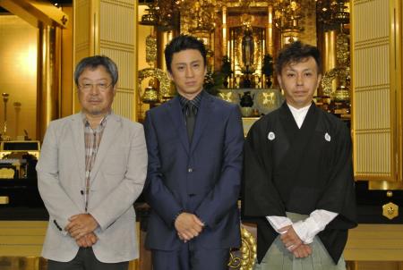 　新作歌舞伎の主題曲奉納演奏に聞き入った市川染五郎（中）と原作者の夢枕獏氏（左）、尺八奏者・き乃はち＝東京・築地本願寺