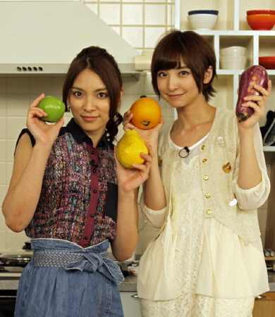 　食材を手に表情を和ませる秋元才加（左）と篠田麻里子