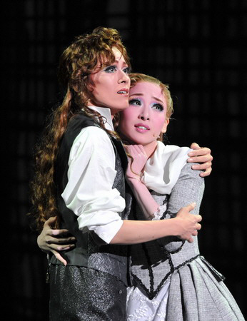 「愛と革命の詩」でアンドレア・シェニエを演じる花組トップスター蘭寿とむ（左）とマッダレーナ役の蘭乃はな