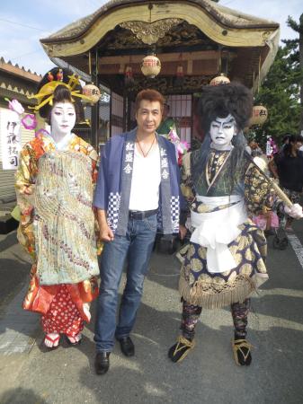 　雨乞い祭りにゲスト出演した山川豊＝愛知県豊川市の宮道天神社