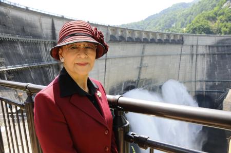 　初めて黒部ダムを訪れた石原まき子さん＝富山県立山町の黒部ダム