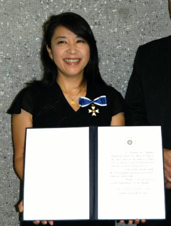 リオ　ブランコ国家勲章を受章した小野リサ＝東京・渋谷の駐日ブラジル大使館