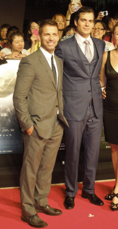 　英俳優ヘンリー・カビル（右）とザック・スナイダー監督