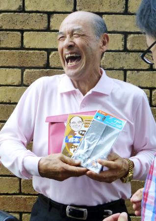 　記念品を手にイチローの父鈴木宣之さんは笑顔＝２２日午前、愛知県豊山町