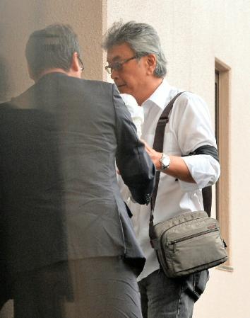 藤圭子さんの遺体とともに都内の斎場に到着した前夫の宇多田照實氏