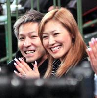 夫の小室哲哉（左）と実家の大分に里帰りしたことをツイッターで報告したＫＥＩＫＯ