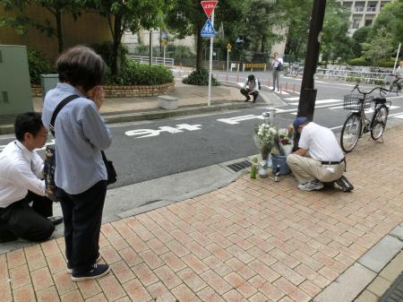 藤さん転落場所に花を手向けるファン