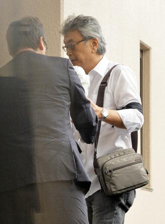 藤圭子さんの遺体を伴い斎場に到着した宇多田照實氏＝東京都目黒区（撮影・会津智海）