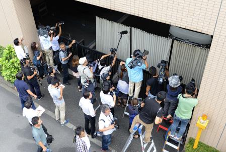 　パーティション越しの車の到着に騒然とする報道陣＝都内（撮影・西岡　正）
