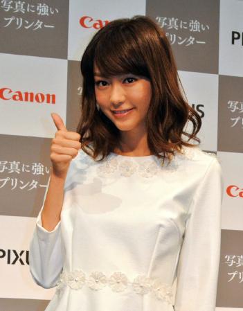 ＣＭでも見せている「いいねー」ポーズを決める桐谷美玲