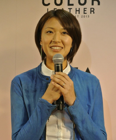 結婚指輪を光らせながら“オシャレ宣言”をした浅尾美和＝東京・銀座