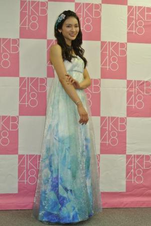 卒業公演後の会見で晴れやかな表情を見せる秋元才加＝東京・秋葉原