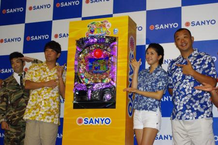 　（右から）ＴＫＯ・木下隆行、ミスワリンの砂川英依、ＴＫＯ・木本武宏