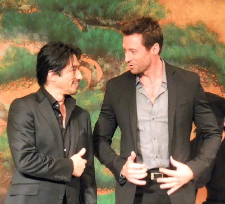 東京五輪開催を強力に後押ししたヒュー・ジャックマン。左は真田広之