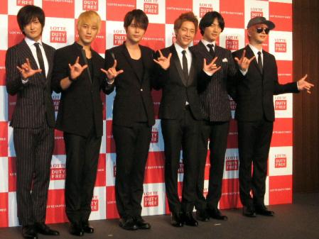 ロッテ免税店のＭＶに出演しおどける（左から）グァンス、ソンモ、ジヒョク、ユナク、ゴニル、ソンジェ＝東京・大手町