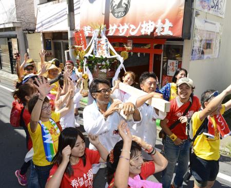 　サザンの凱旋ライブを祝い神輿を担ぐ市民とファン