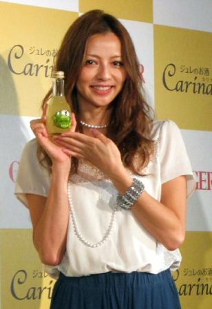 「果莉那」を手に満面の笑みを浮かべる香里奈＝東京・渋谷