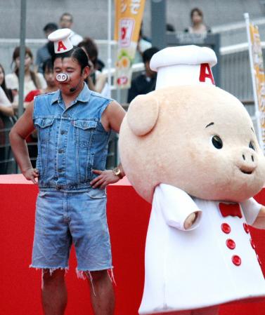 船上から両岸の１０００人の笑いをとる無謀ミッションに挑むも撃沈してリアルにヘコむスギちゃん＝大阪・道頓堀川