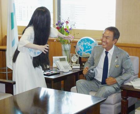 　石原氏（右）と対面する貞子