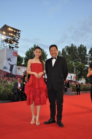 　レッドカーペットを歩いた（左から）瀧本美織、星野康二スタジオジブリ社長＝イタリア・ベネチアのリド島