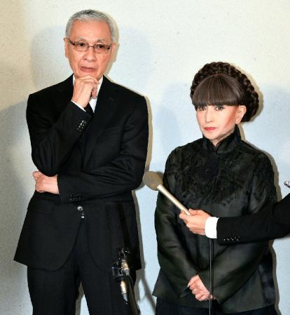 「清廉潔白な人だった」と山田修爾さんをしのぶ久米宏（左）と黒柳徹子