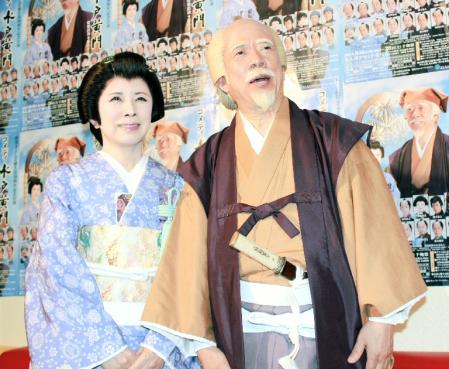 芸能生活５０周年記念公演が初日を迎えた西川きよし（右）と森昌子＝大阪・なんばグランド花月