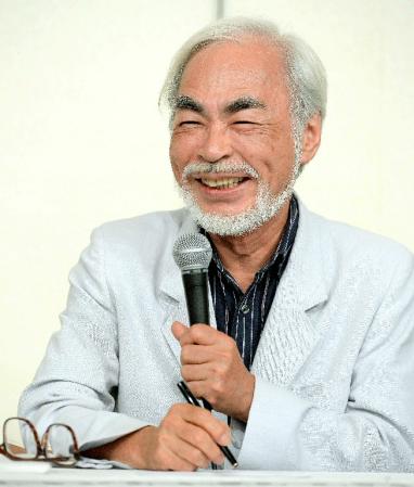 　眼鏡を外し、笑顔で記者の質問に答える宮崎駿監督＝６日午後、東京都内のホテル