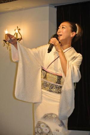 吉幾三が手掛けた新曲を熱唱する西尾夕紀＝東京・新宿