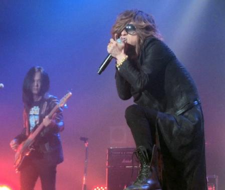 熱唱する黒夢の清春（右）と人時＝東京・ＺＥＰＰダイバーシティ