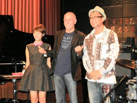 「第１２回　東京ＪＡＺＺ」の記念イベントに出演した（左から）桑原あい、ラリー・カールトン、大江千里＝東京・丸の内のコットンクラブ