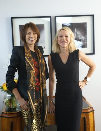 　ナオミ・ワッツ（右）と対面した米倉涼子