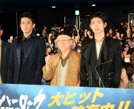 「キャプテンハーロック」の初日舞台あいさつに出席した（左から）小栗旬、松本零士氏、三浦春馬＝東京・銀座の丸の内ＴＯＥＩ