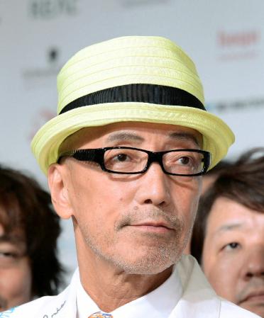 公約通り胸毛を植毛すると宣言したテリー伊藤