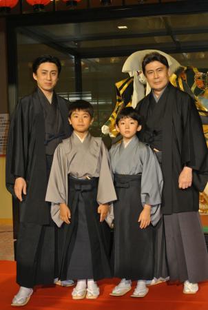 　親子３世代共演となる市川染五郎、松本金太郎、松本幸四郎（左から１、３、４人目）と市川団子