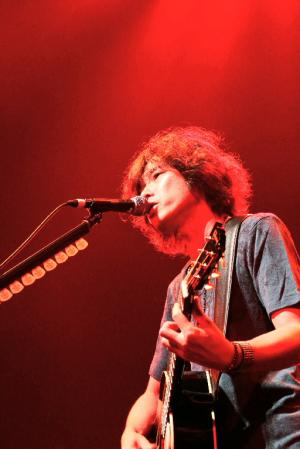 ライブ「ＬＩＶＥ　ＦＯＲ　ＴＨＥ　ＮＥＸＴ」に出演した斉藤和義＝大阪・Ｚｅｐｐ　Ｎａｍｂａ