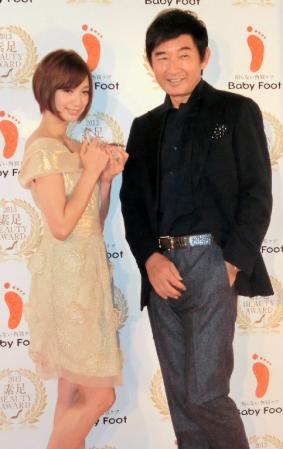 美しい素足を強調する芹那（左）と石田純一＝東京ビッグサイト