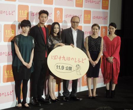 　舞台あいさつした（左から）タナダユキ監督、岡田将生、永作博美、石橋蓮司、二階堂ふみ、安藤裕子＝東京都新宿区のバルト９