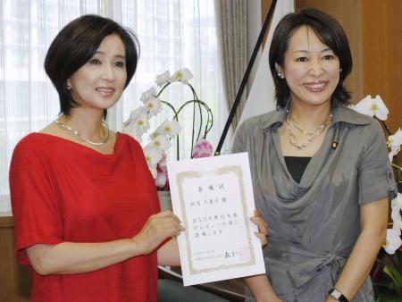 　森雅子消費者行政担当相（右）から委嘱状を受け取った秋吉久美子