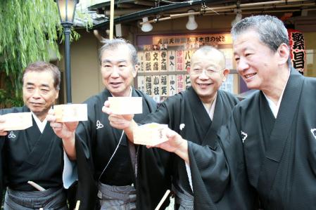 大阪・天満天神繁昌亭の開場７年を祝う（左から）桂きん枝、桂文枝、笑福亭鶴瓶、桂春之輔