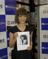 　写真集発売イベントを行った安達祐実＝東京・文教堂書店渋谷店