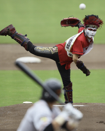 　始球式を行うデーモン閣下