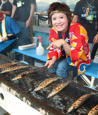 　「目黒のＳＵＮまつり」で、さんまを焼く大城バネサ＝東京・目黒区