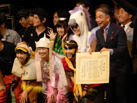 　「西遊記」のコスプレで登場したももいろクローバーＺ（中央）と、コメディ栄誉賞を受賞した堺正章（右）＝東京・浅草の浅草公会堂