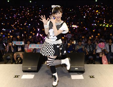 　大勢のファンの前で笑顔を見せる渡辺麻友＝大宮ソニックシティ（撮影・金田祐二）