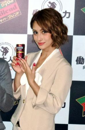 「ダイドー働く大人力向上ステーション」のオープニングイベントに登場したダレノガレ明美＝東京・虎ノ門