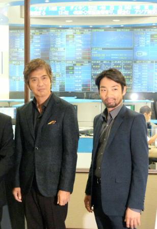 映画「人類資金」のヒット祈願を大阪証券取引所で行った（左から）佐藤浩市、森山未來