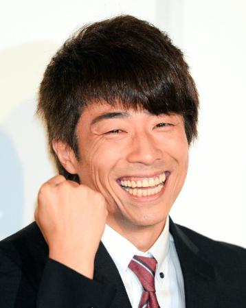 満面の笑顔で結婚会見をした田村淳＝１７日、テレビ朝日